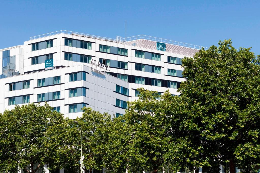 AC Porte Maillot Hotel