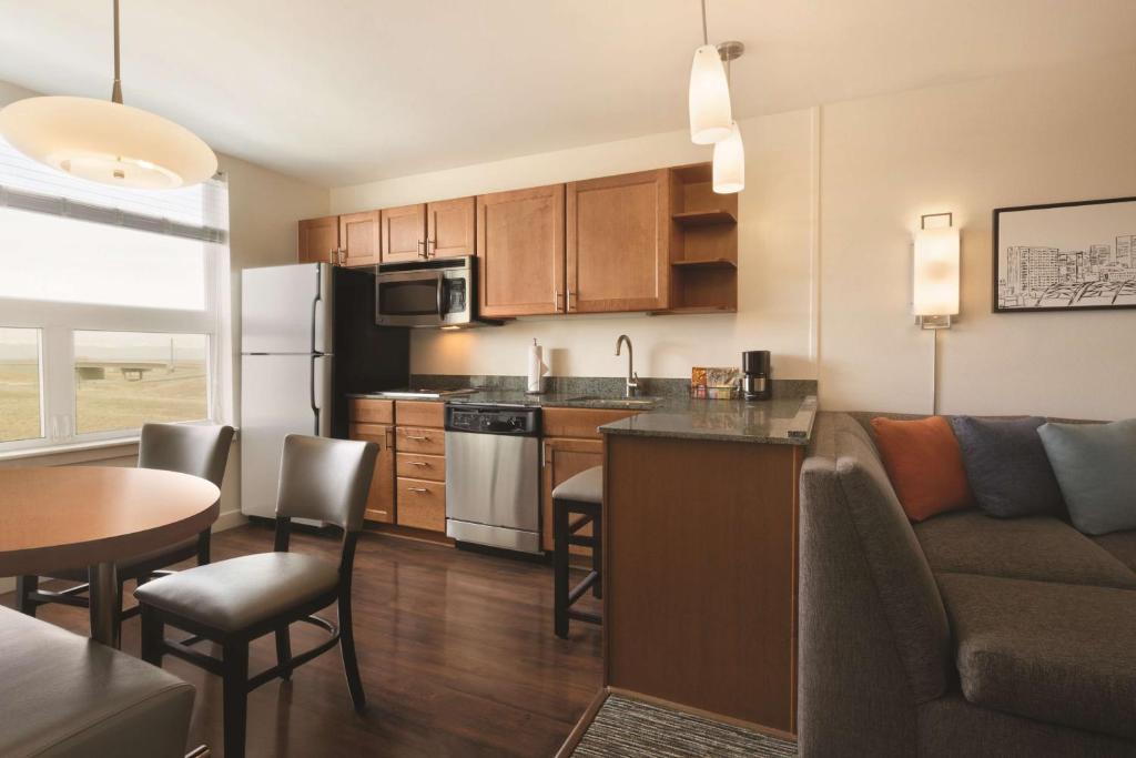 HYATT house Denver Airport