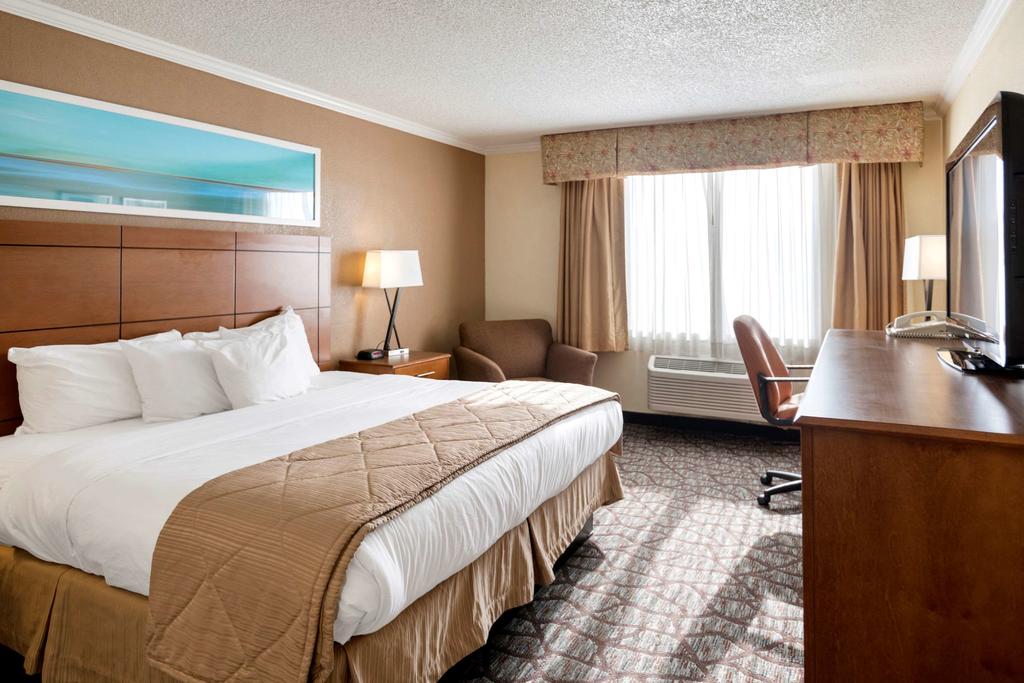 Clarion Hotel Detroit Metro Airport