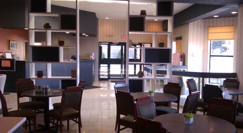 Comfort Hotel & Suites