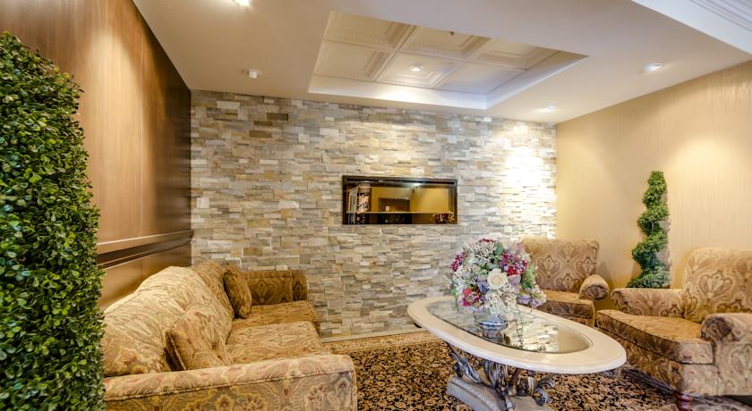 Monte Carlo Inn Airport Suites