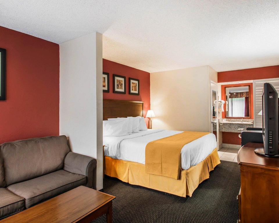 Quality Inn & Suites Airport/Cruise Port South