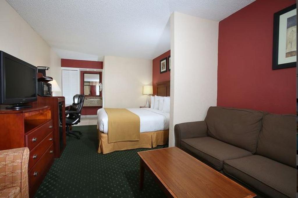 Quality Inn & Suites Airport/Cruise Port South