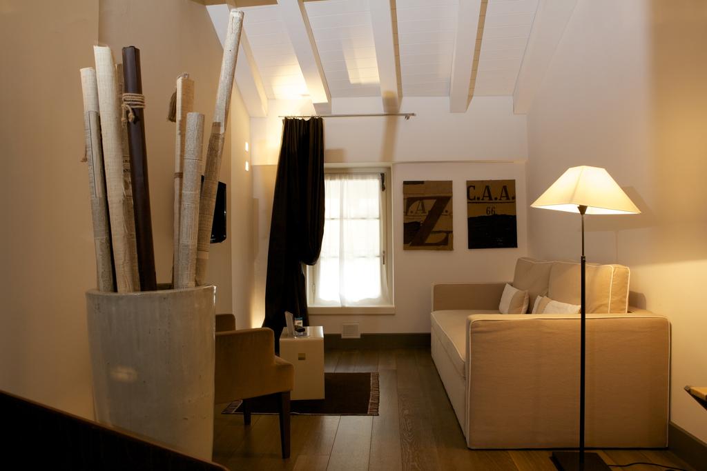 Gombit Hotel
