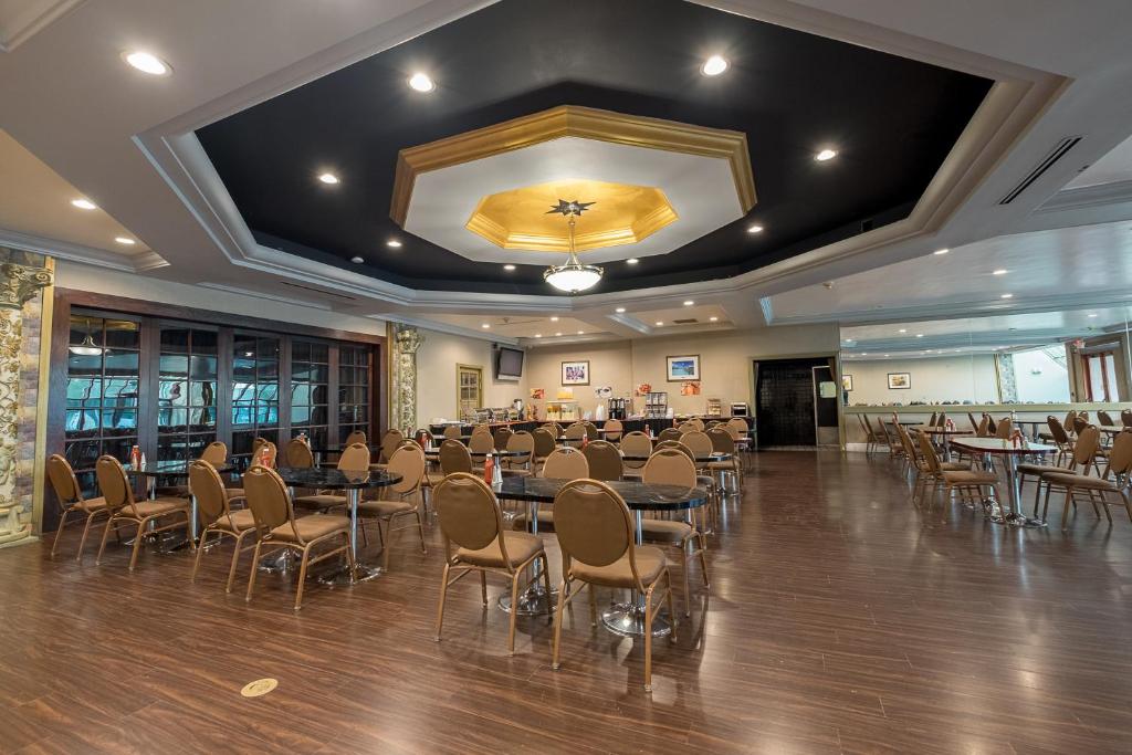 Howard Johnson Hotel&Conf Cntr by Wyndham Fullerton/Anaheim
