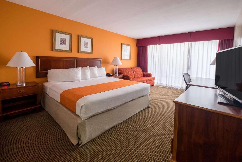 Howard Johnson Hotel&Conf Cntr by Wyndham Fullerton/Anaheim