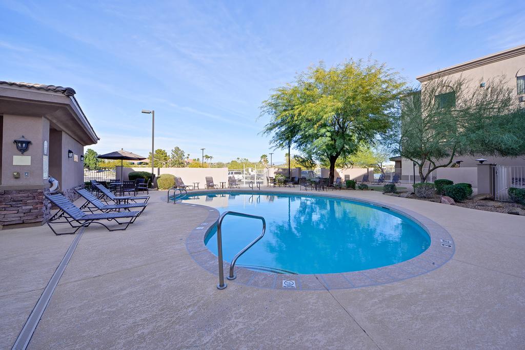 Lakeshore Hotel and Suites