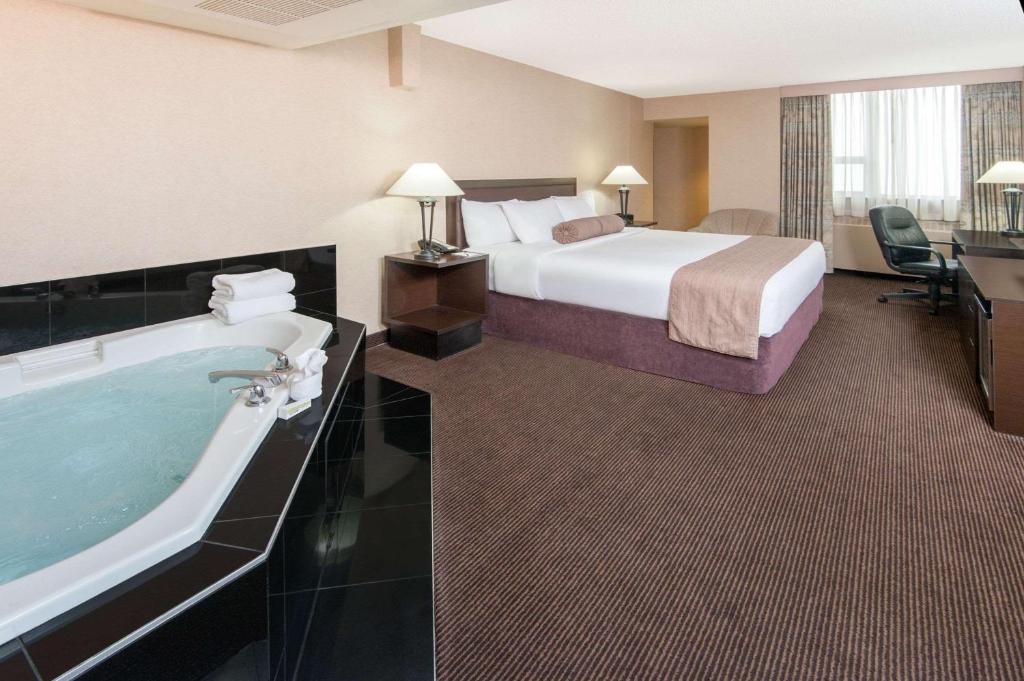 Ramada Plaza by Wyndham Calgary Downtown
