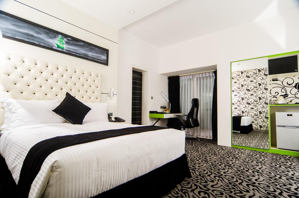 EXECUTIVE INN