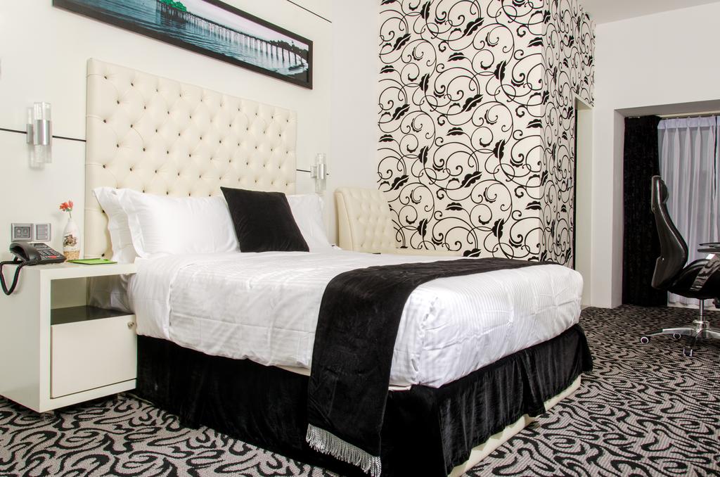 EXECUTIVE INN