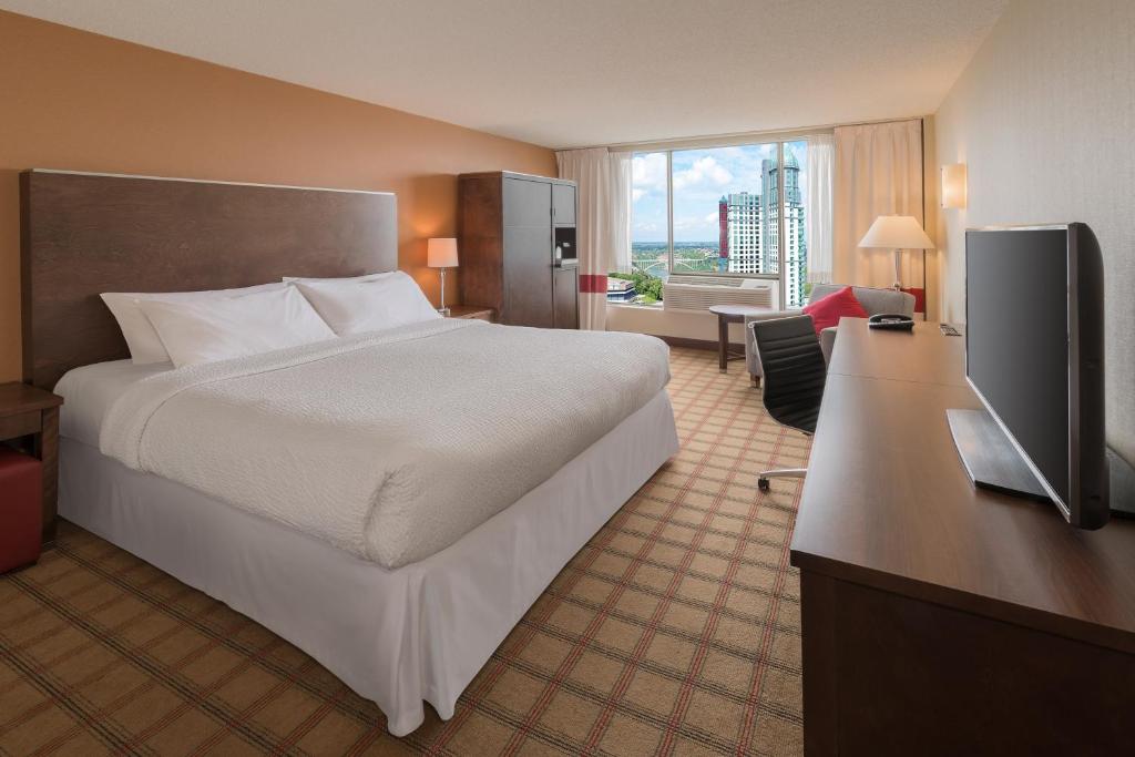 Wyndham Fallsview Hotel (Formerly Four Points)