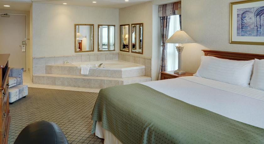 Holiday Inn Hotel & Suites Oakville @ Bronte