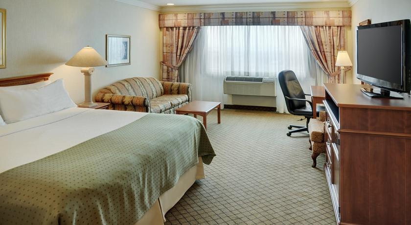 Holiday Inn Hotel & Suites Oakville @ Bronte
