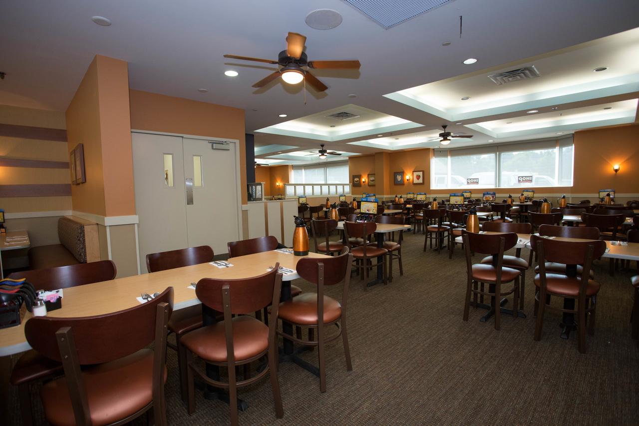 Ramada by Wyndham Niagara Falls/Fallsview