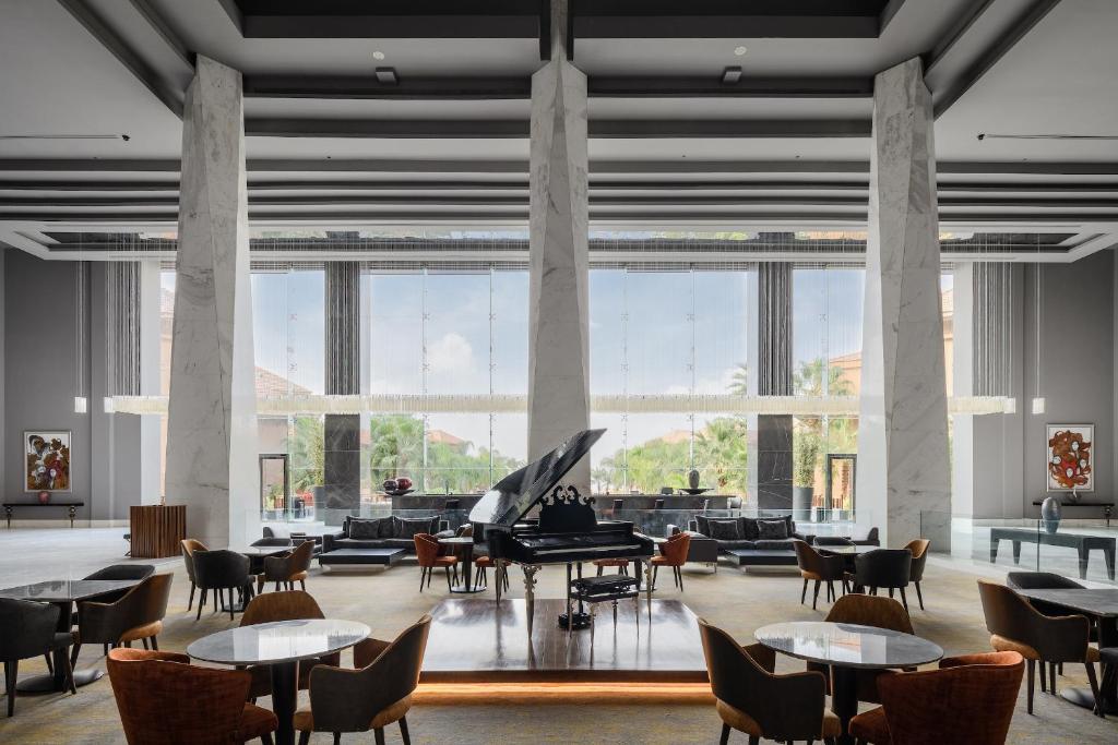 Dusit Thani LakeView Cairo