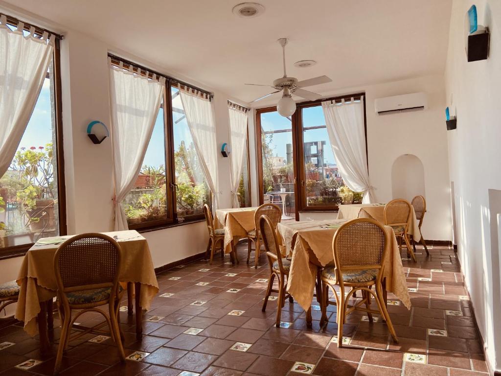 Up Hotel (Formerly Naplesitaly)