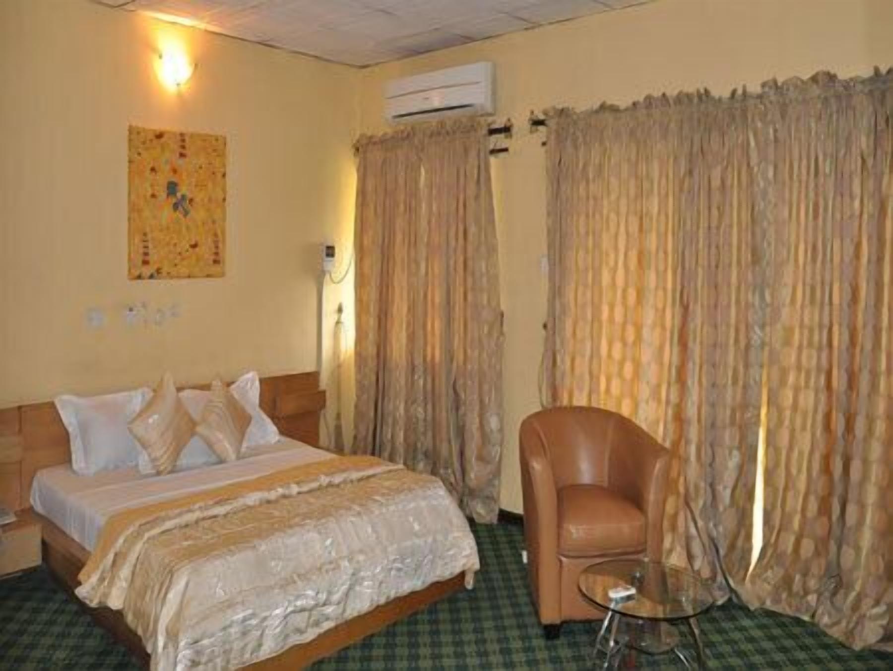 Solitude Hotel Yaba