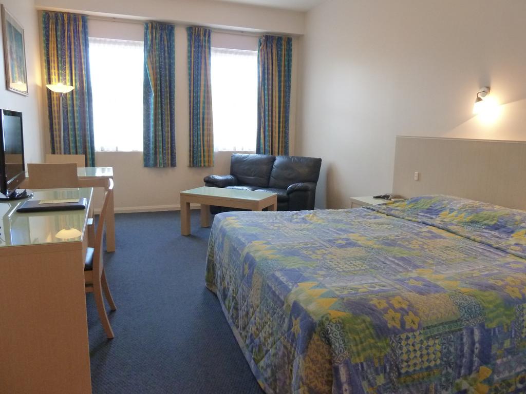 Mayfair Plaza Motel