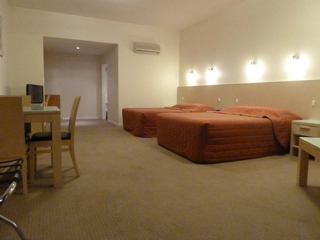 Mayfair Plaza Motel