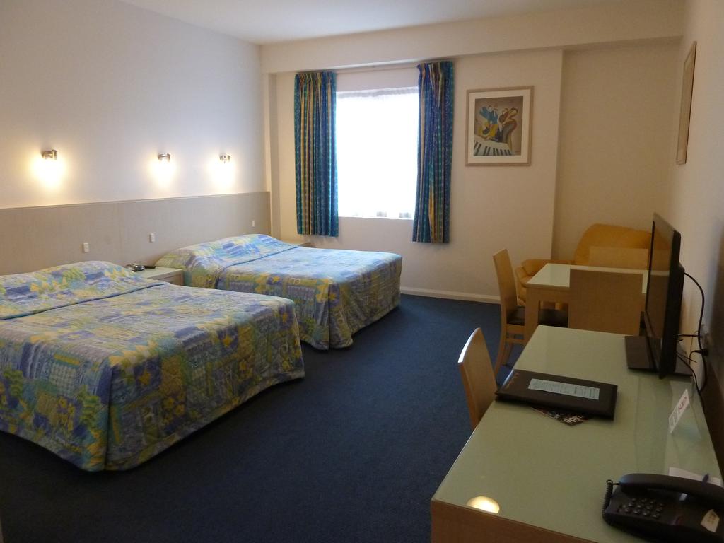 Mayfair Plaza Motel