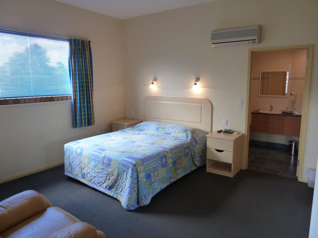 Mayfair Plaza Motel