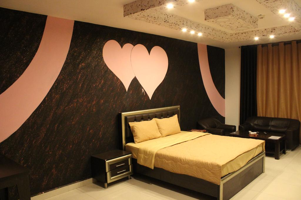 Sara Crown Hotel