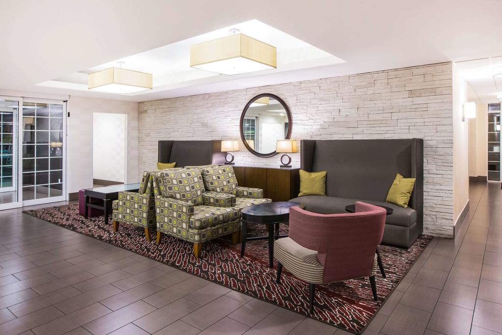 La Quinta Inn & Suites by Wyndham Fresno Riverpark
