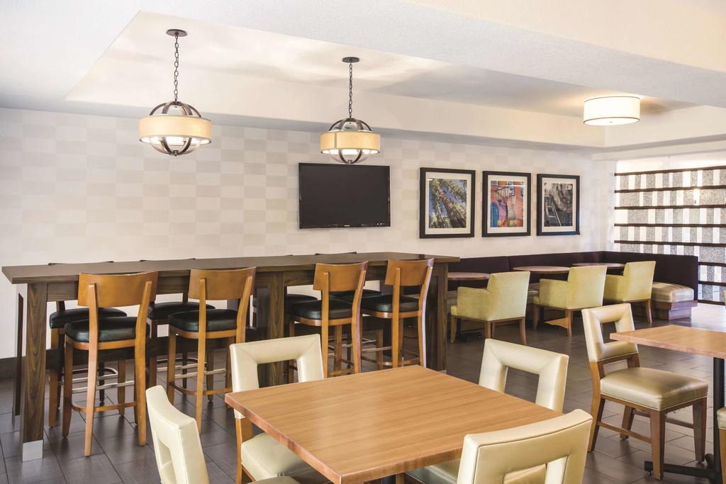 La Quinta Inn & Suites by Wyndham Fresno Riverpark