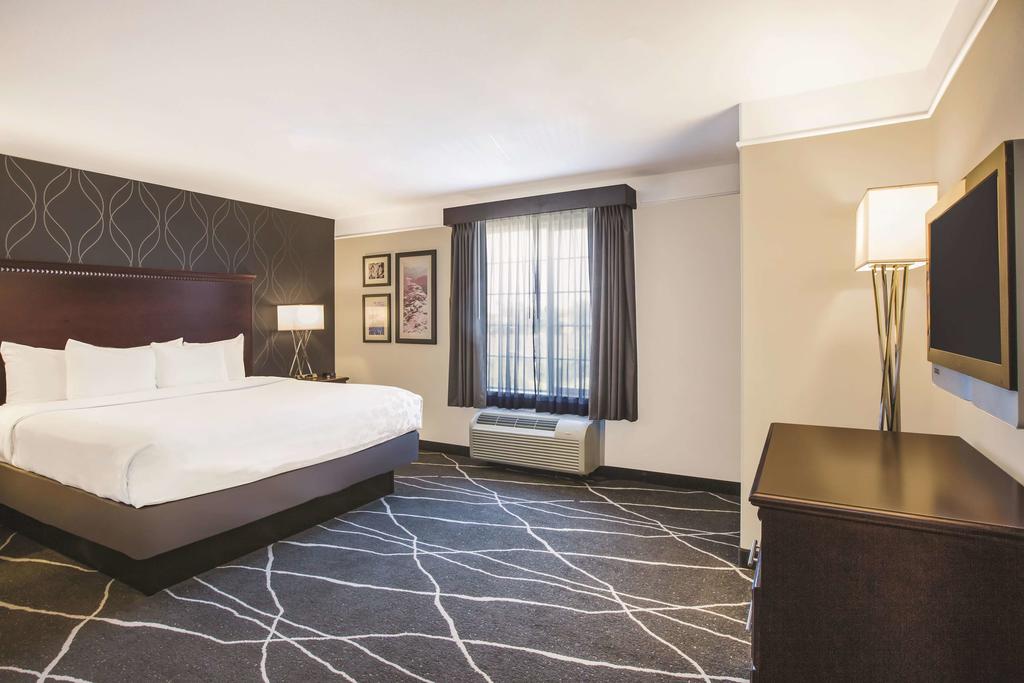 La Quinta Inn & Suites by Wyndham Fresno Riverpark
