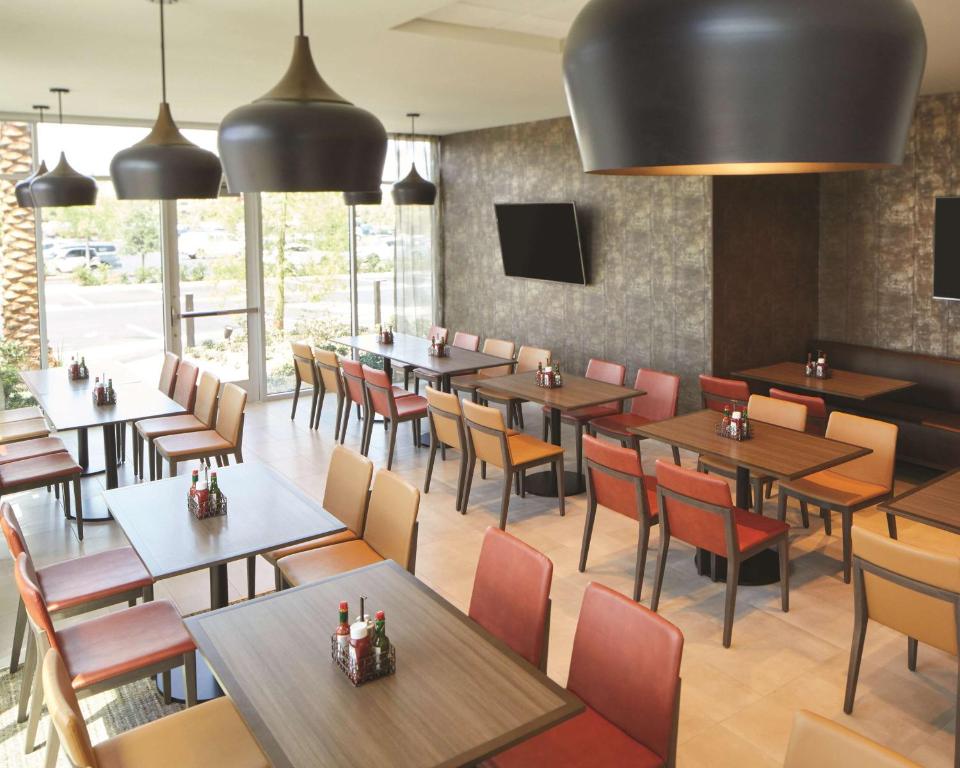Hyatt Place Las Vegas at Silverton Village