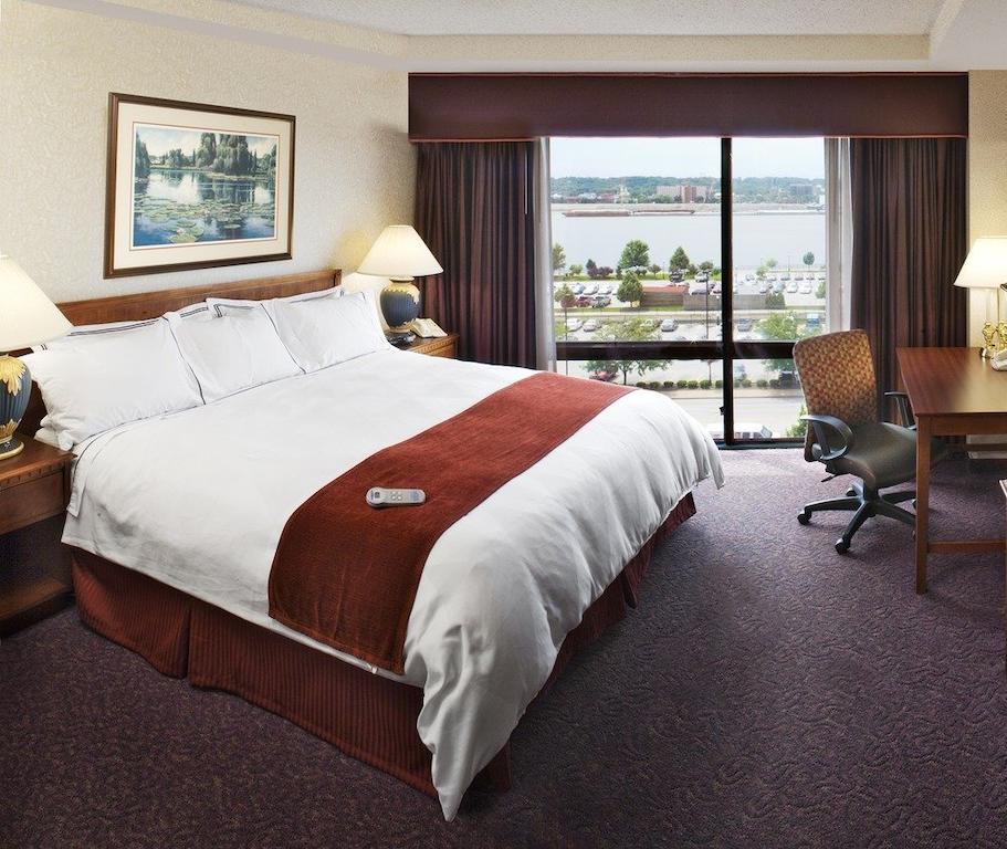 Radisson Quad City Plaza