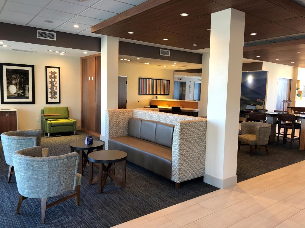 Holiday Inn Express And Suites Springfield North
