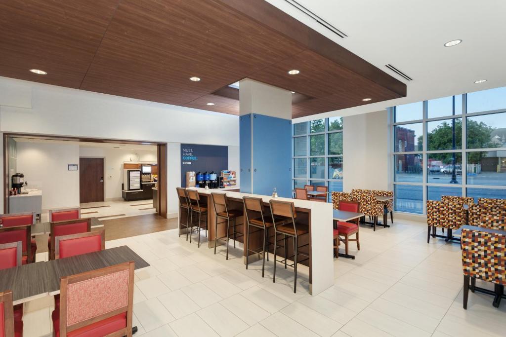 Holiday Inn Express And Suites Ottawa Downtown East