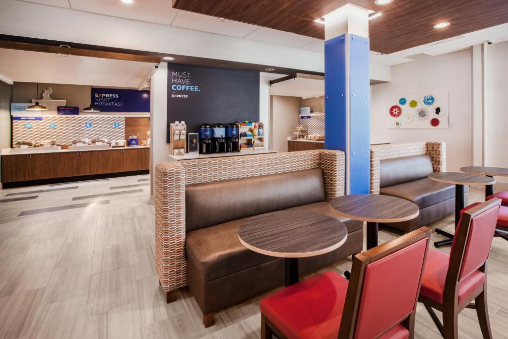 Holiday Inn Express And Suites Ottawa Downtown East
