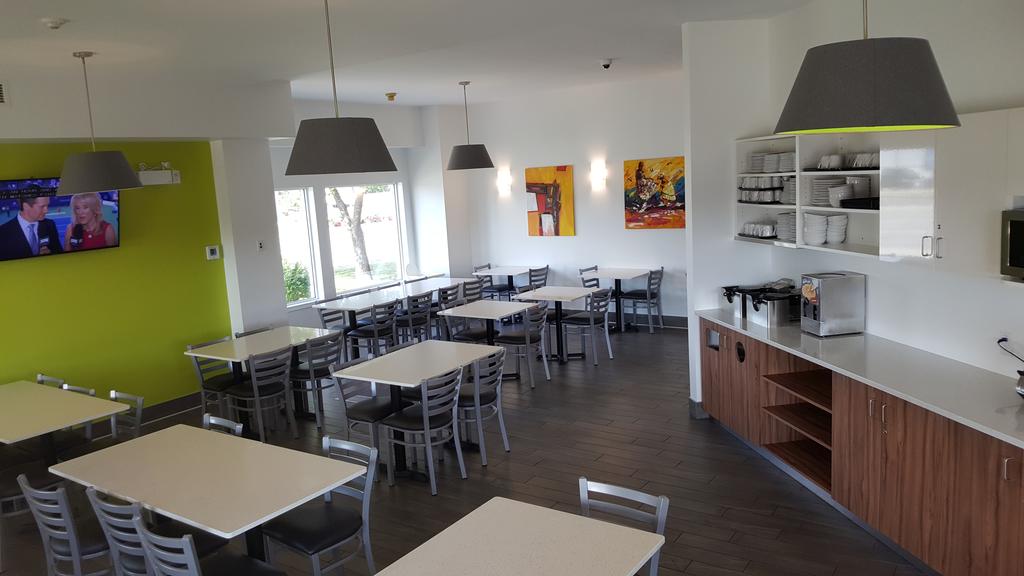 Super 8 by Wyndham Winnipeg West