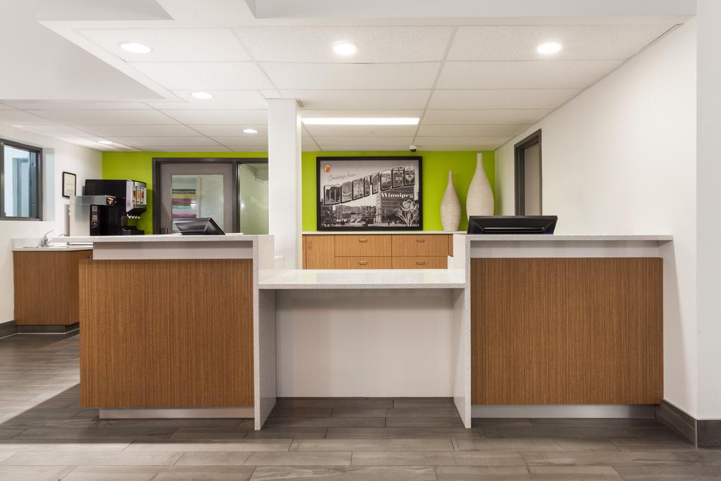 Super 8 by Wyndham Winnipeg West