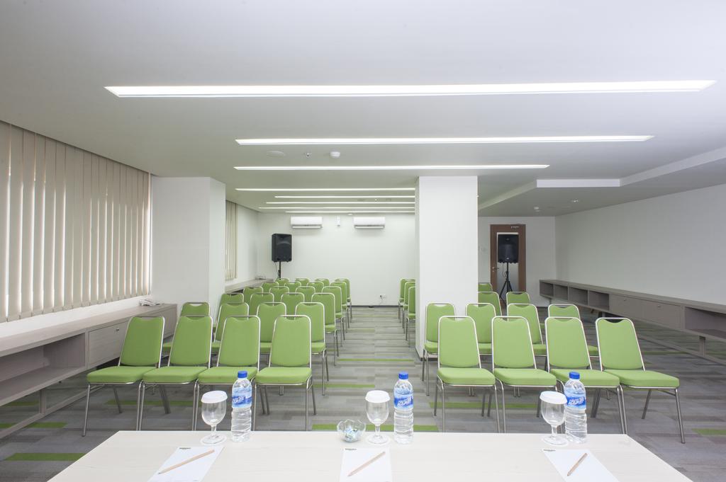 MaxOneHotels at Dharmahusada - Surabaya