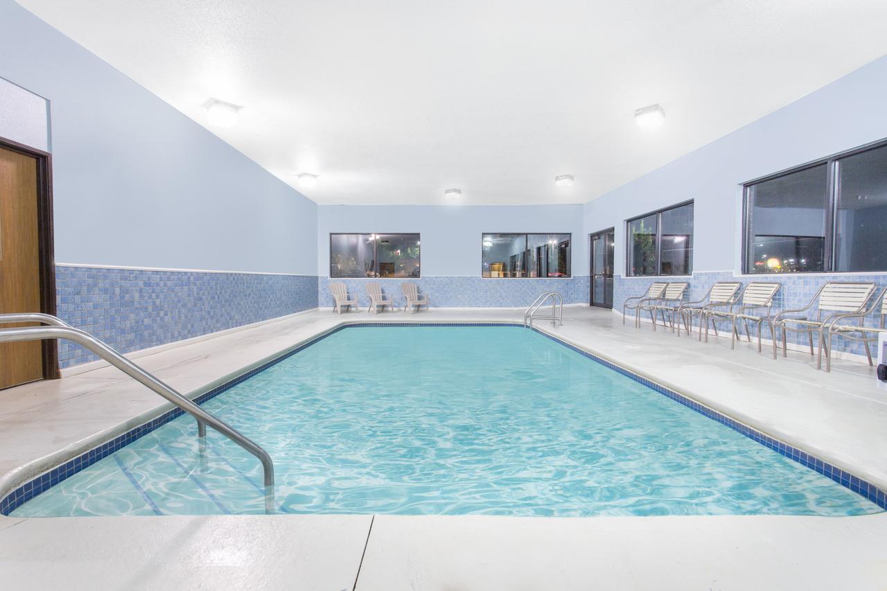 Days Inn & Suites by Wyndham Waterloo