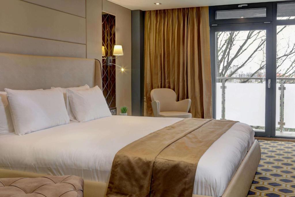 BW Signature Collection Putney Hotel
