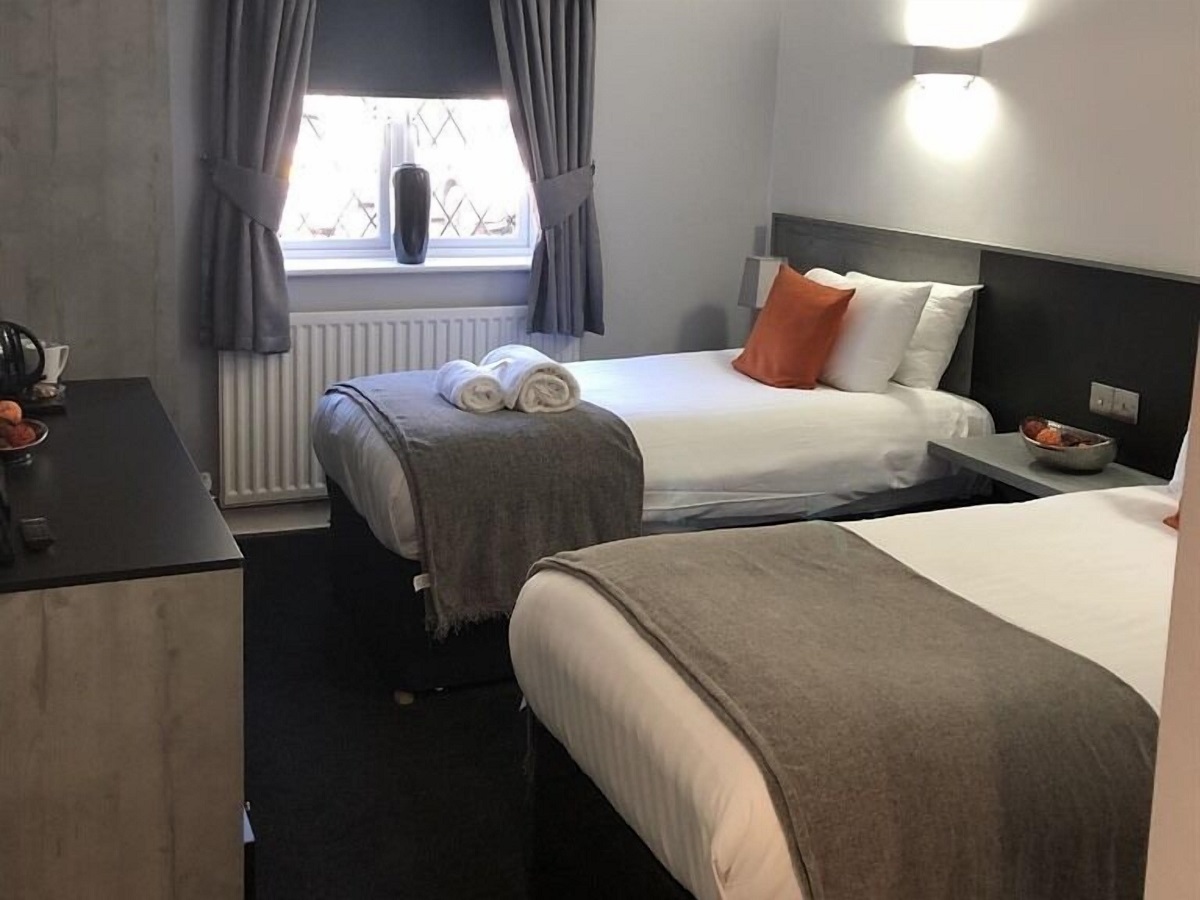 Bowes Incline Hotel
