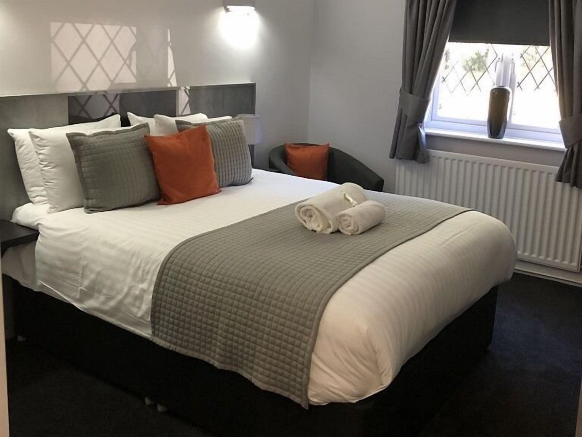 Bowes Incline Hotel