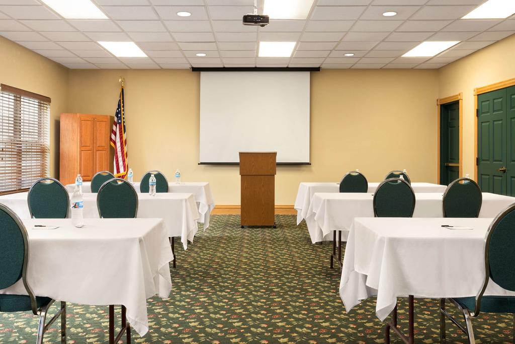 Country Inn & Suites by Radisson, Salina, KS