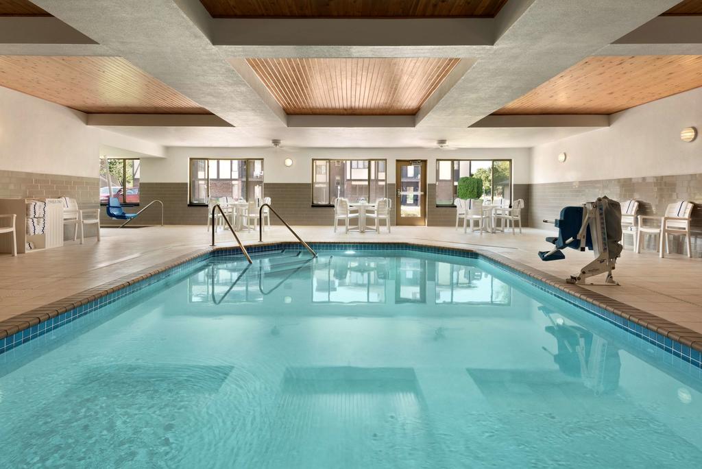 Country Inn & Suites by Radisson, St. Cloud West, MN