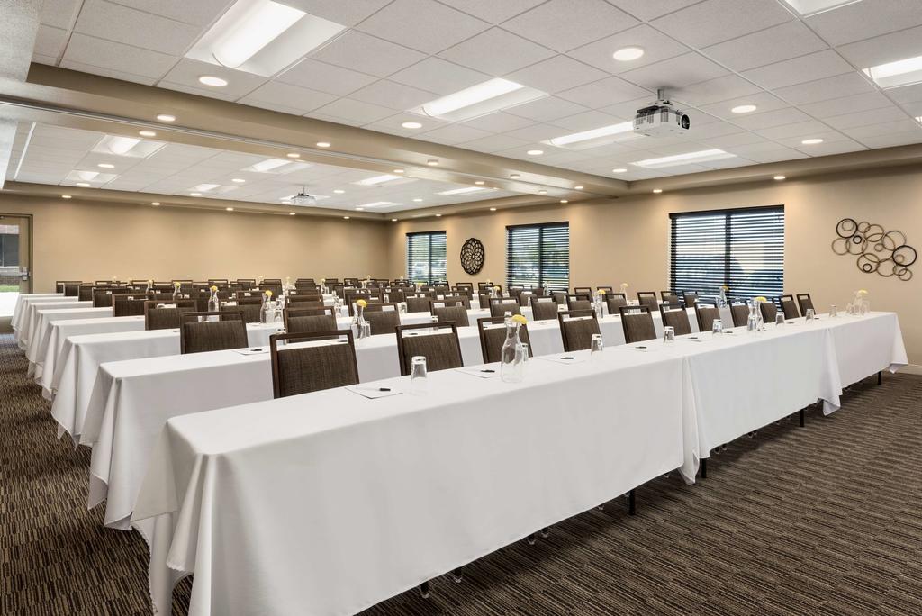 Country Inn & Suites by Radisson, St. Cloud West, MN