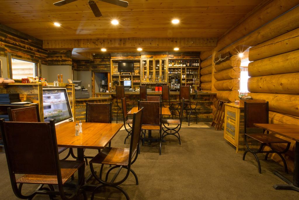 Headwater's Lodge & Cabins at Flagg Ranch