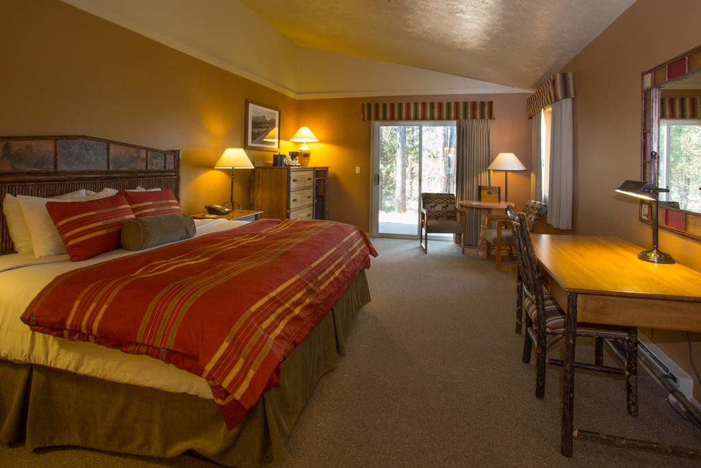 Headwater's Lodge & Cabins at Flagg Ranch