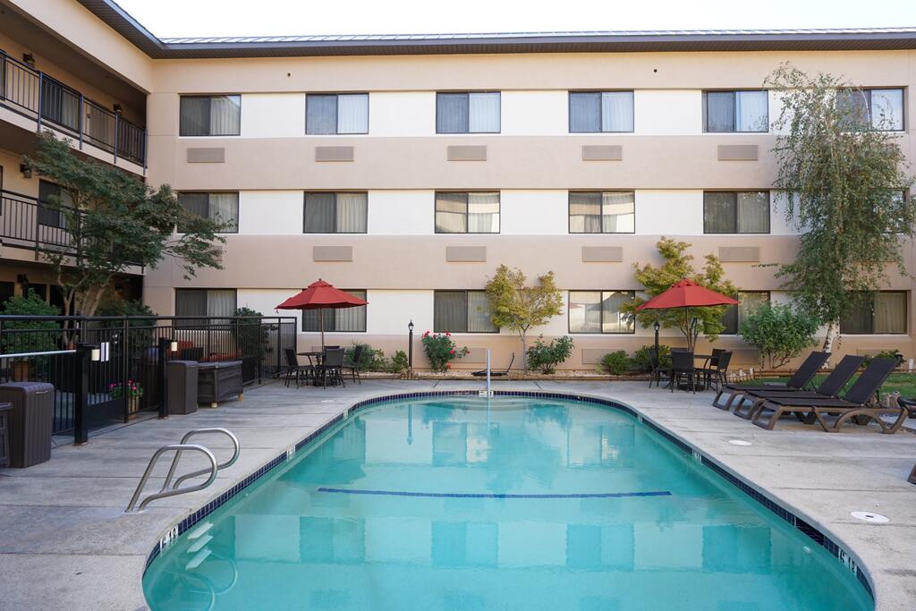 Oxford Suites Redding