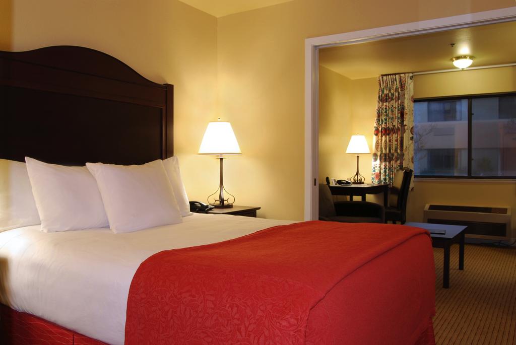 Oxford Suites Redding