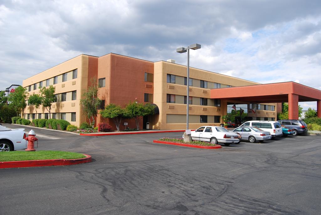 Oxford Suites Redding