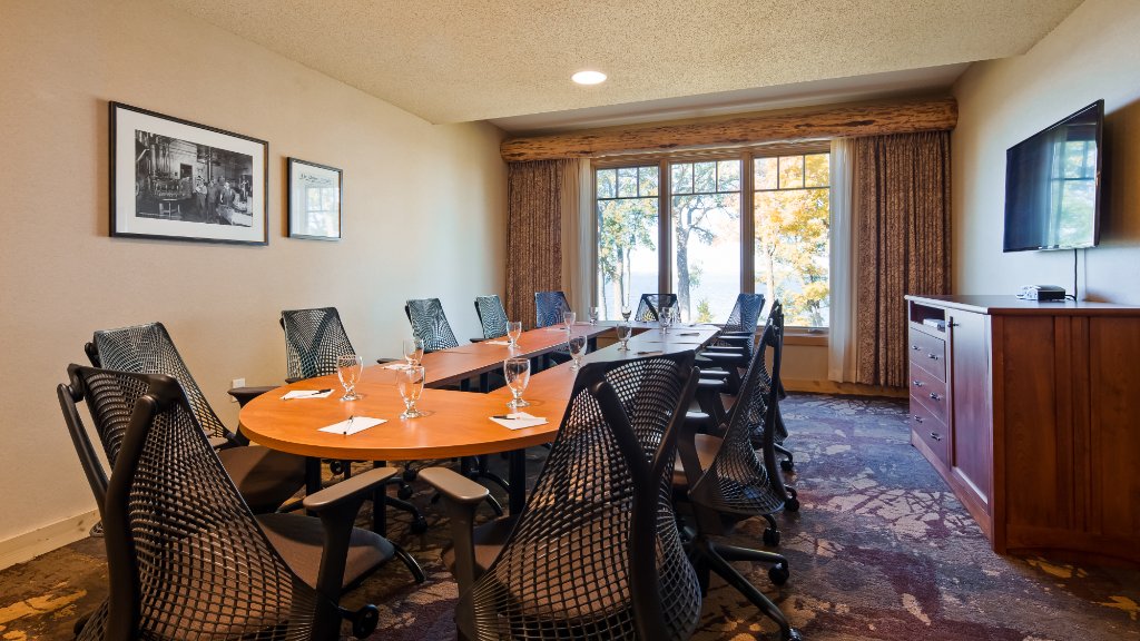 Best Western Premier The Lodge on Lake Detroit